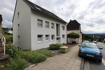 Wohntraum im Grünen: 3-Zimmer-Wohnung mit begehbarem Kleiderschrank und Garage - Hausansicht