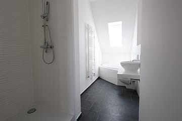#LEIDER ZU SPÄT# Kernsanierte Altbauwohnung im Bismarckhaus, 3 Zimmer, WE7 DG links - Badezimmer