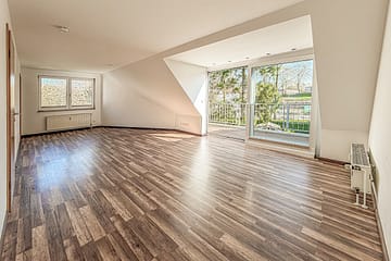 Charmante Maisonette-Eigentumswohnung in Dachgeschoss mit Balkon - Wohn- und Essbereich