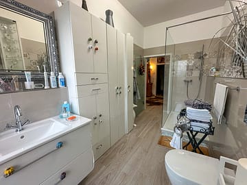 Leben oben. Rückzug unten. Eine Maisonette für Menschen mit Anspruch - Badezimmer