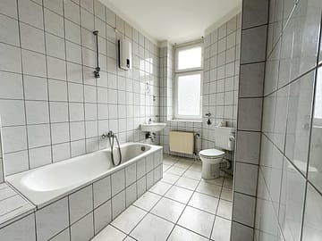 Zentral wohnen. Terrasse genießen. Zukunft sichern. - Badezimmer