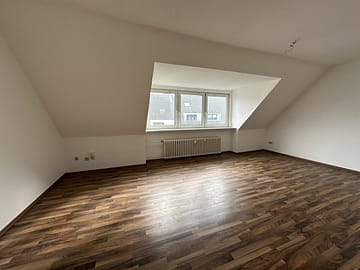 Dachgeschoss Idylle mit 3 Zimmern - Wohnzimmer