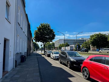 Anlage mit Zukunft | ruhiges MFH mit enormen Potenzial - Straßenverlauf