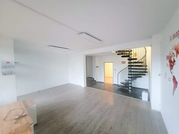 Freie Gewerbefläche über zwei Etagen in City nähe ab sofort frei // direkt anfragen - EG Eingangsbereich mit Treppe2